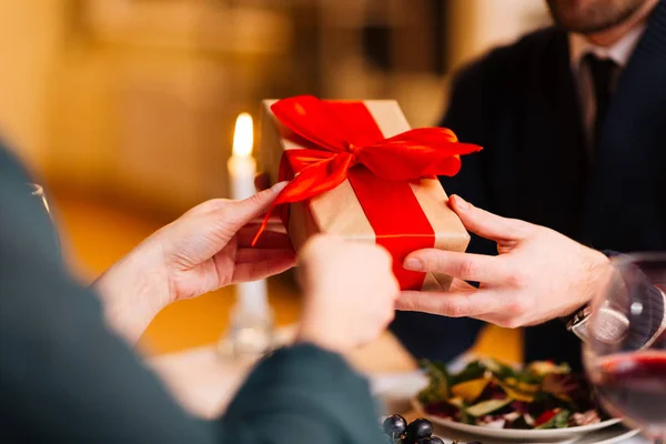 Hombre dando regalo a la mujer — Foto de Stock