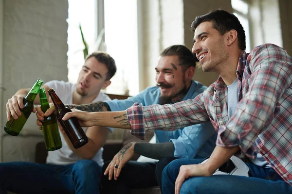 Vrienden kijken naar voetbalwedstrijd — Stockfoto