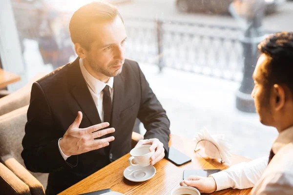 Incontro d'affari di partner in caffè — Foto Stock