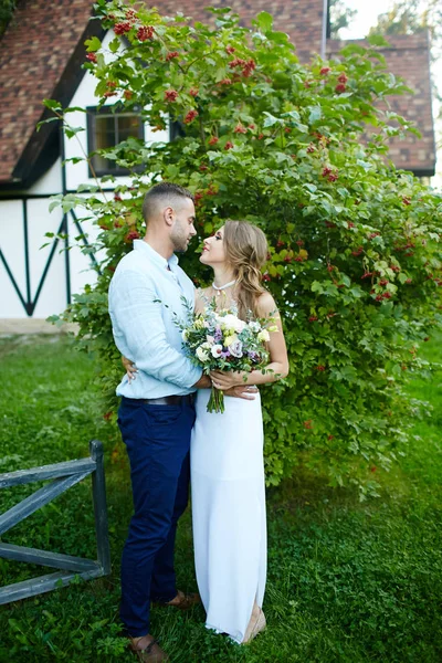 Menyasszony és a vőlegény, kertben — Stock Fotó