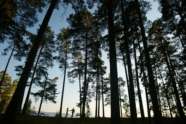 Paar lopen weg — Stockfoto