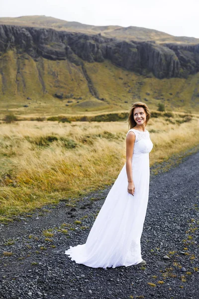 Усміхнена наречена стоїть на дорозі — стокове фото