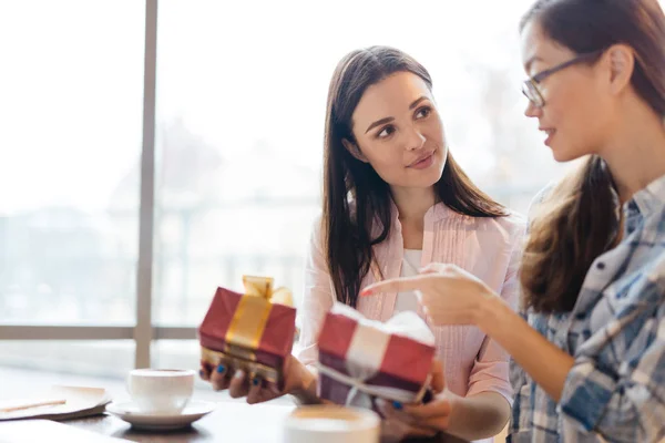 Femmes avec des cadeaux dans le café — Photo