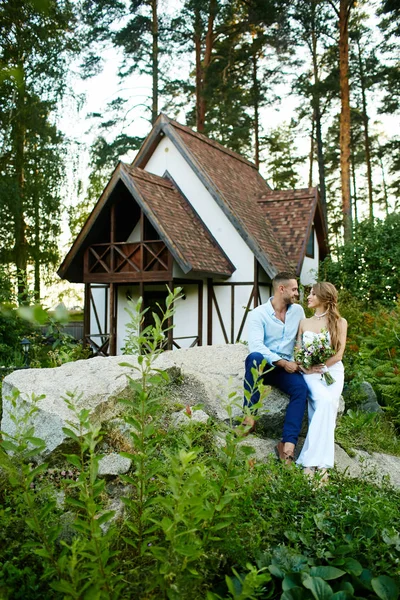 Nevěsta a ženich v zahradě — Stock fotografie