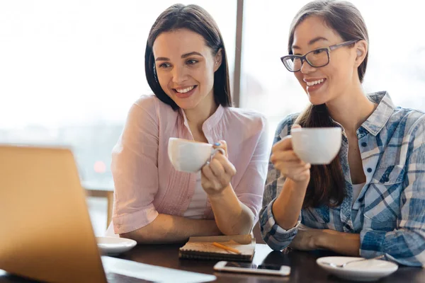 Giovani donne in caffè — Foto Stock