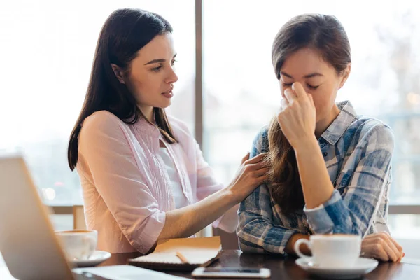 Mujeres jóvenes en la cafetería — Foto de Stock