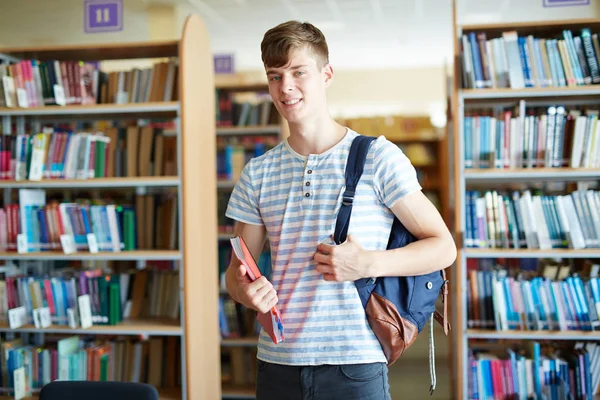 Estudante universitário em biblioteca — Fotografia de Stock