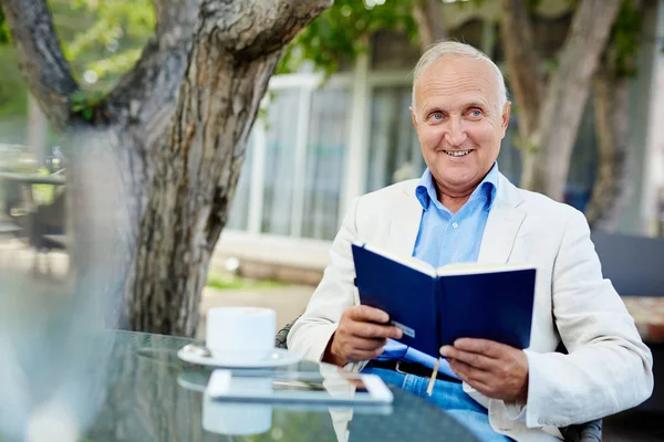 Älterer Mann liest Buch — Stockfoto