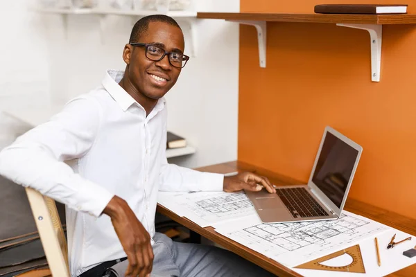 Engineer with laptop sitting — Stock Photo, Image