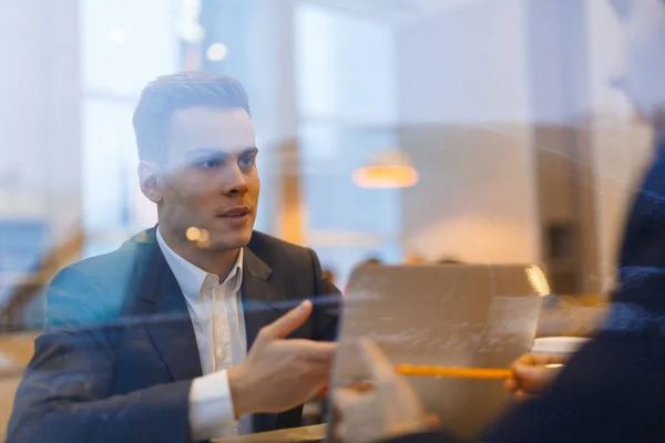 Uomini d'affari che lavorano nel caffè — Foto Stock