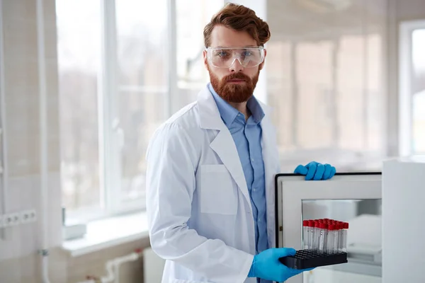 Clinico con campioni di laboratorio — Foto Stock