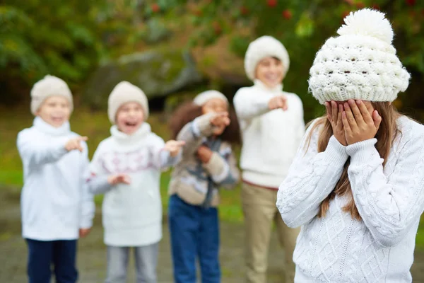 Huilend meisje verbergt haar gezicht — Stockfoto