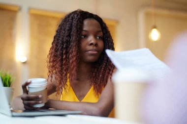 kadın onun meslektaşım için dinleme  