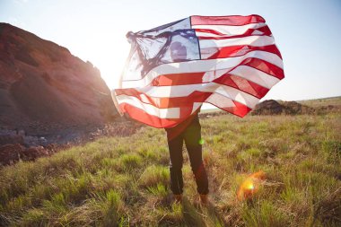  adam afiş tutarak tepelerde ayakta  