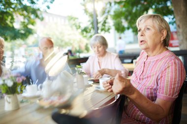 arkadaşlarıyla birlikte çay içme kadın