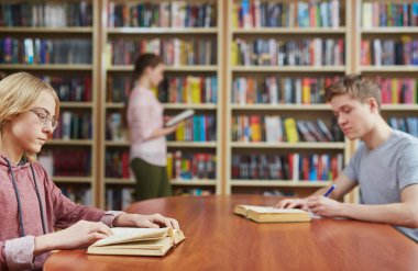 Öğrenciler kitap okuyor