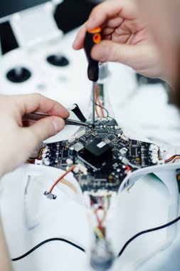 erkek unscrewing dron eller 