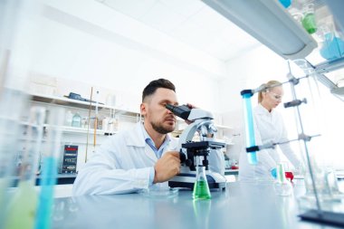 Laboratuvar işçi tarafından masanın