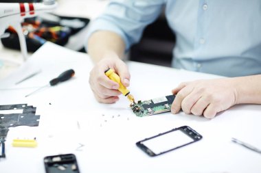 Erkek el smartphone montaj