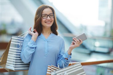 smartphone ve paperbags kadın ile