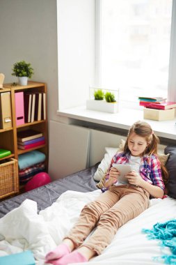 kız öğrenci elektronik kitap okumak