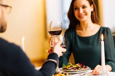 Yanan mumlar, plaka salata