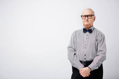 Gözlük ve çizgili gömlekli zarif emekli