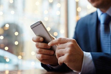 Akıllı telefon tutan adam. 