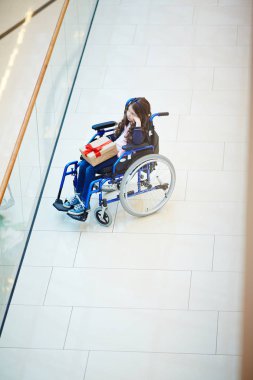 Hediye kutusu ile küçük kız