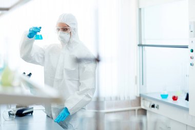 Farmakolojist koruyucu tulum