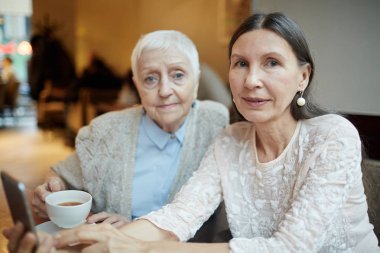 masada oturan kadın arkadaşları