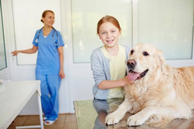 köpek yanında duran sahibi