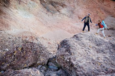 adam kız arkadaşı tırmanmaya kaya yardım