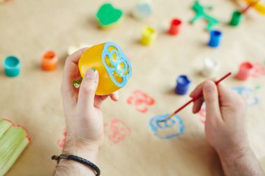 Holding eller sebze boyalı