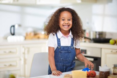 Kız oyuncak arabayla oynuyor. 
