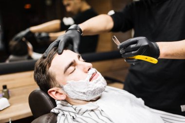 Adam yüzünde köpükle