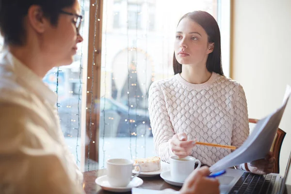 Бізнес-леді на зустрічі в кафе обговорюють статистику — стокове фото