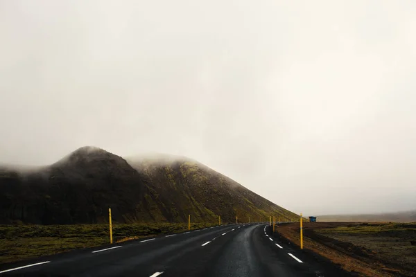 Landsväg dividera berg — Stockfoto