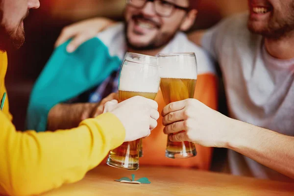 Trois hommes au bar avec de la bière — Photo