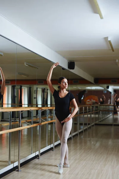 Bailarina practicando en estudio de danza —  Fotos de Stock