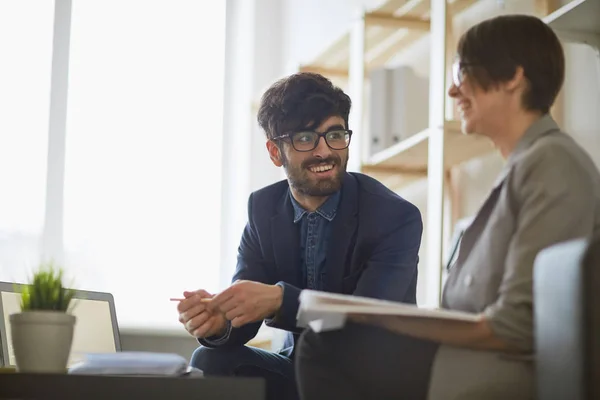 Man communicating with colleague — Stock Photo, Image