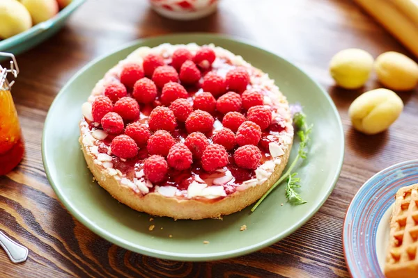 Freshly baked raspberry tart — Stock Photo, Image
