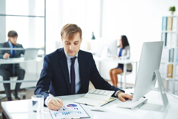 Especialista em Marketing no Escritório — Fotografia de Stock