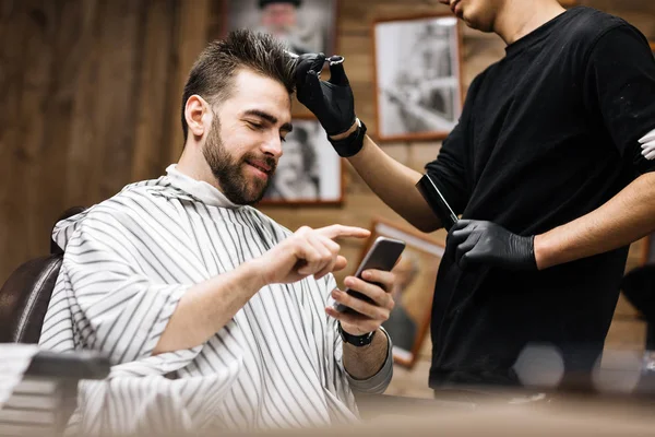 Friseur bedient Kundin — Stockfoto