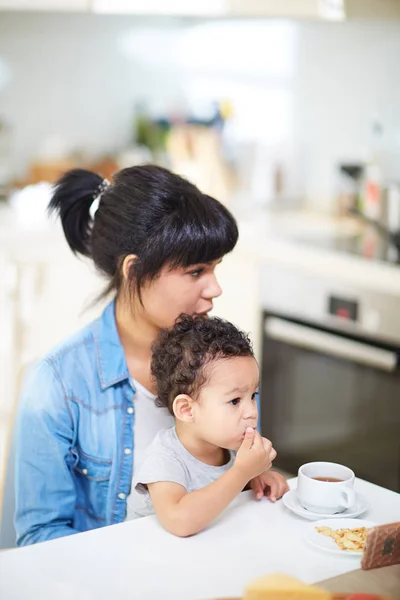 Kleines Kleinkind sitzt auf Schoß — Stockfoto