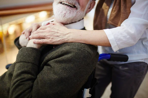 Hombre anciano sonriente en silla de ruedas — Foto de Stock