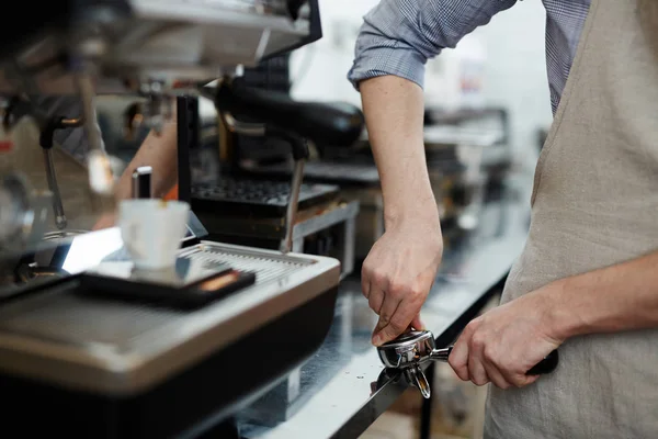 Barista mahlt Kaffeebohnen — Stockfoto