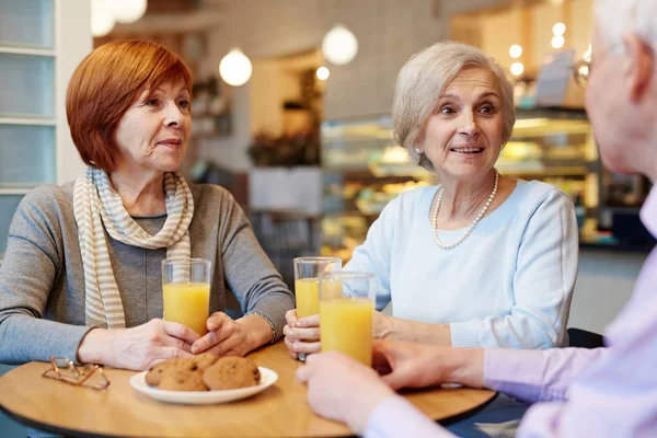 Amigos mayores en la cafetería — Foto de Stock