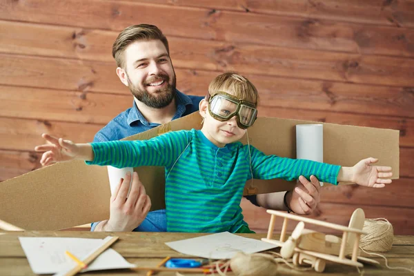 Ragazzo in aviatore occhiali con padre — Foto Stock