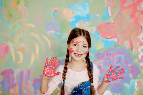 Søt jente med malte håndflater – stockfoto